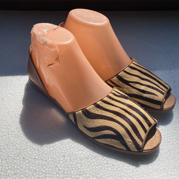 Franco Sarto Venezia Women’s Tan Brown Flat Leather Slip on Sandals Size 6.5M - Picture 3 of 14